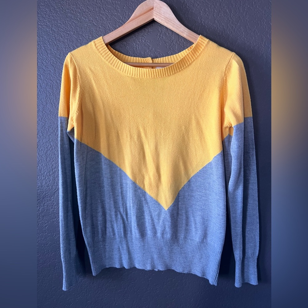 41 Hawthorne grey and yellow button back woman’s sweater